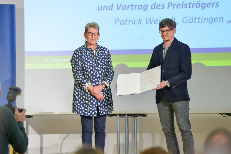 Der Biodiversitätsforscher Dr. Patrick Weigelt erhielt den "Leopoldina Early Career Award 2020" / Foto: Markus Scholz