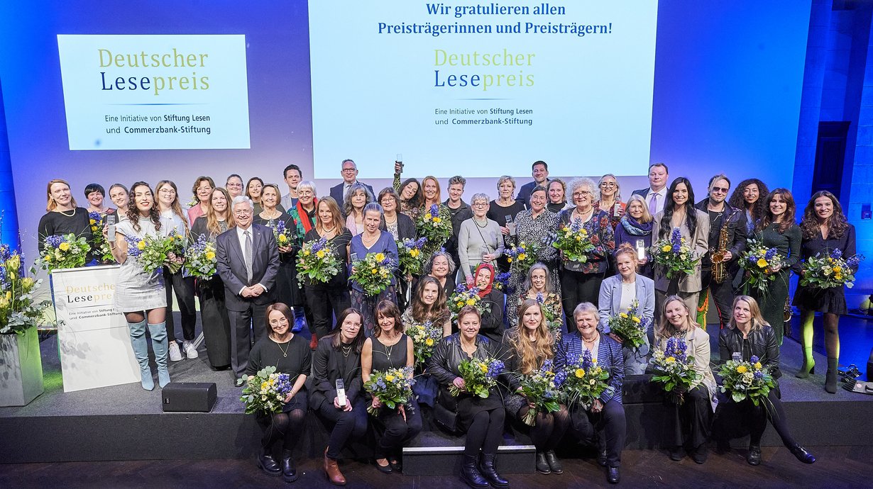 Gruppenfoto aller Preisträger*innen des Deutschen Lesepreis @Stiftung Lesen