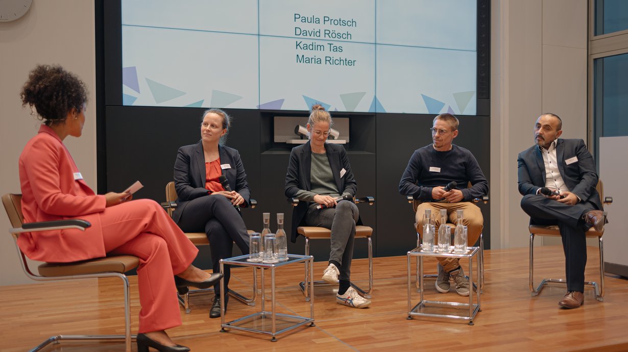 Talkrunde - v. L.: Totinia Hörner, Moderation / Jurymitglieder ZukunftsWege: Prof. Dr. Paula Protsch, Dr. Maria Richter, David Rösch, Kadim Tas